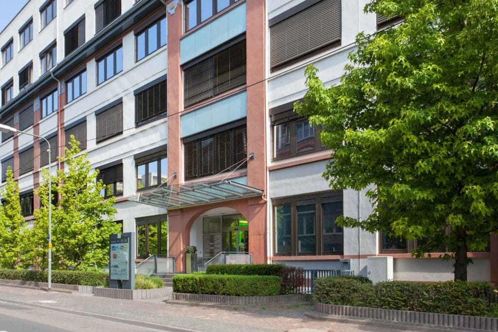 Treuhaus Immobilie in Frankfurt: Eschborner Landstraße 42-50, Ansicht der Fassade